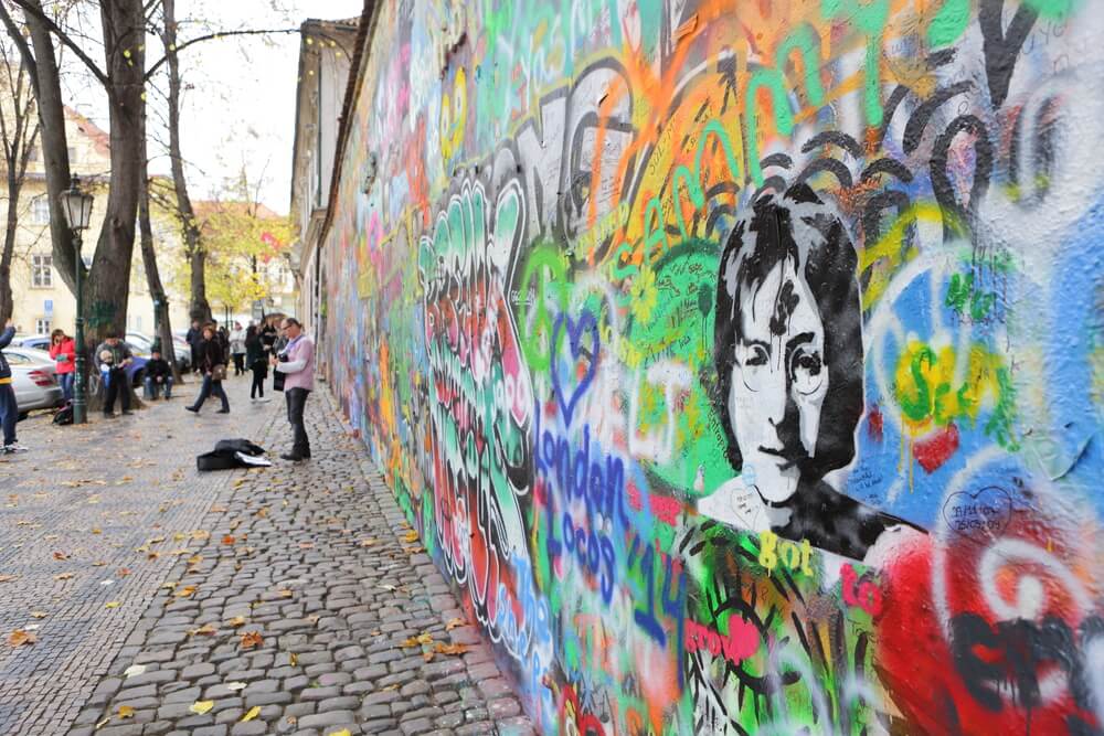 Le mur J Lennon prague cote