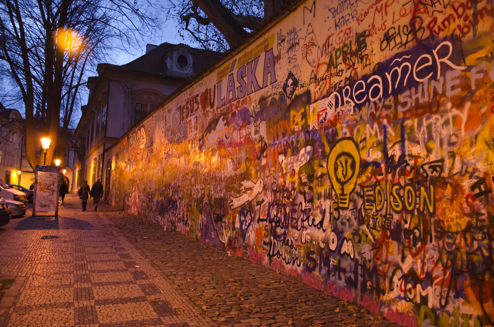 Le mur J Lennon prague nuit