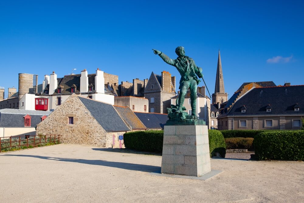 Statue de Robert Surcouf Saint Malo
