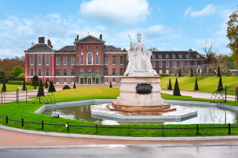 Palais de Kensington et monument de la reine Victoria a Londres