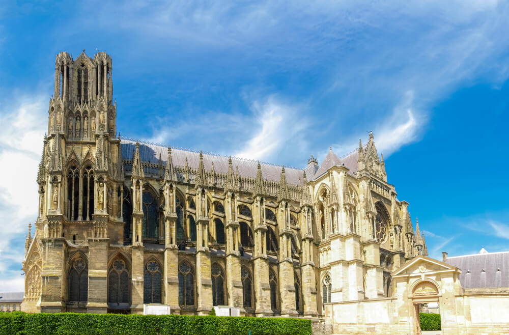 Vue sur la facade sud est de la Cathedrale Notre Dame de Reims