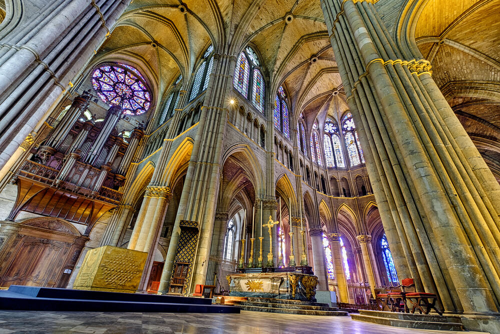 interieur vitraux Cathedrale Notre Dame de Reims