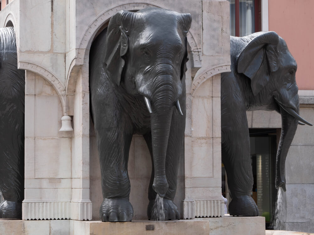 Fontaine des Éléphants detail
