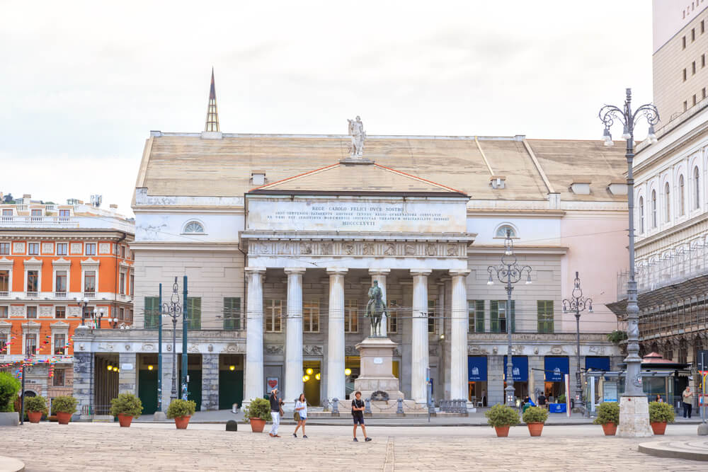 Le théâtre Carlo Felice Statue de Garibaldi facade ensemble