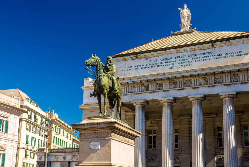 Le théâtre Carlo Felice Statue de Garibaldi