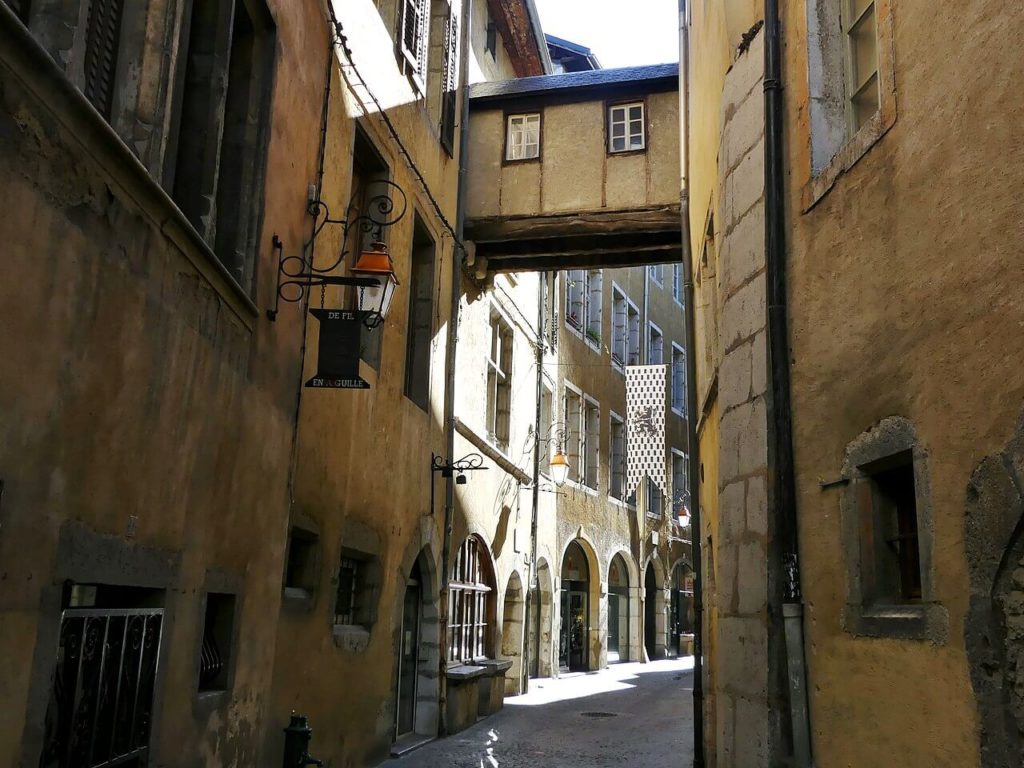 Rue basse du Château chambery rue