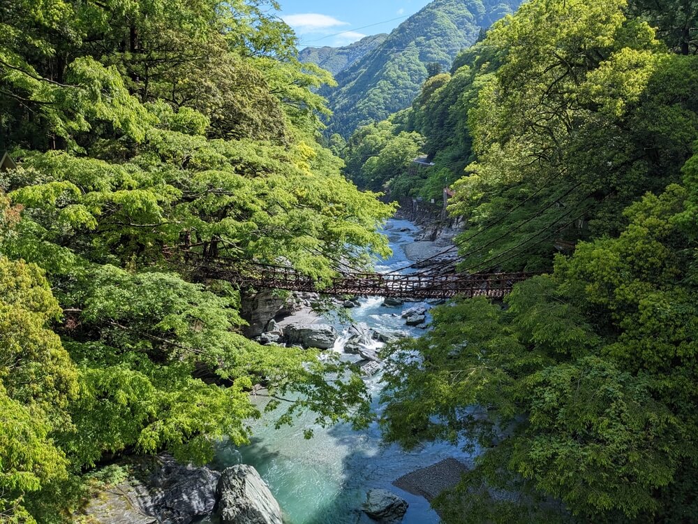 Pont Kazurabashi sur le fleuve Yoshino shutterstock