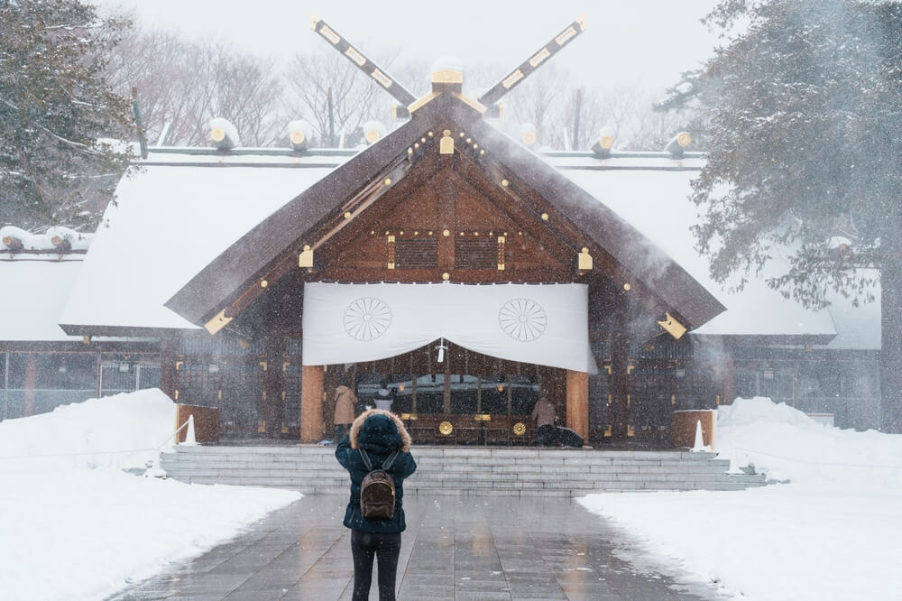Temple Hokkaido Jingu durant l'hiver shutterstock
