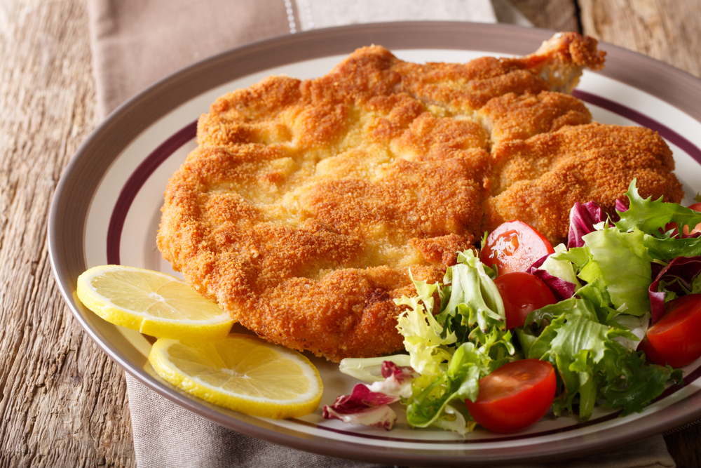 Veal,Milanese,(cotoletta,Alla,Milanese),With,Lemon,And,Fresh,Vegetable