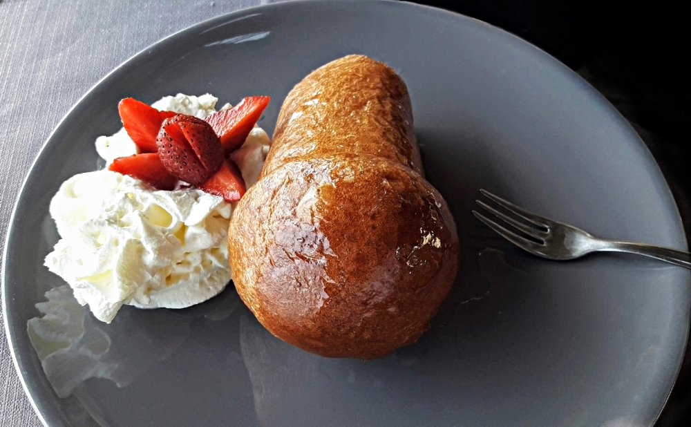 Babà,,Traditional,Neapolitan,Dessert,With,Cream,,Strawberries,And,Fork,On