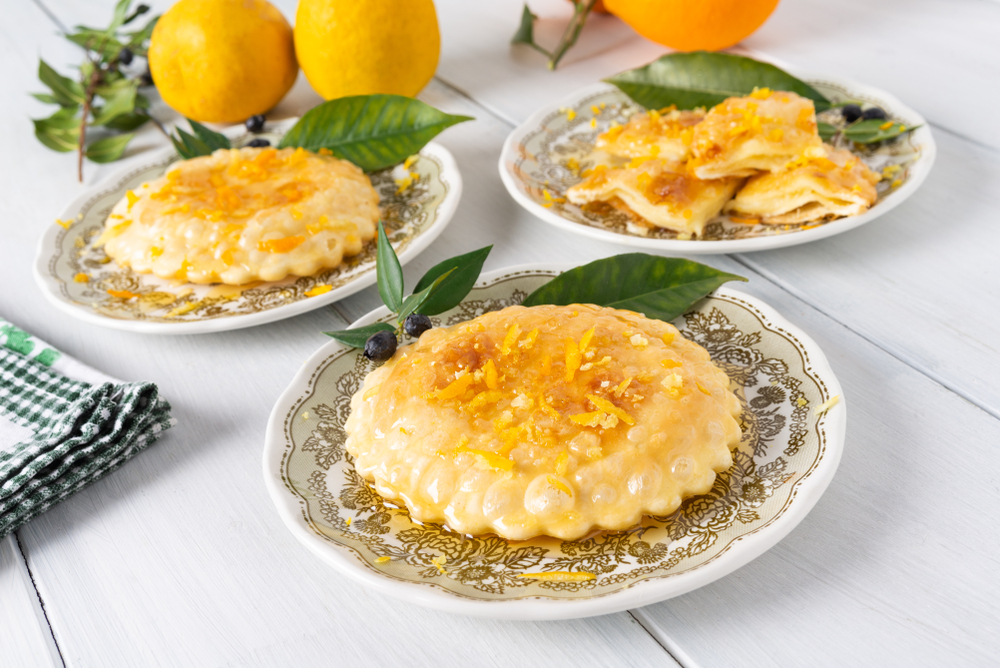 Seadas,,Traditional,Sardinian,Dessert,With,Pecorino,Cheese,And,Honey