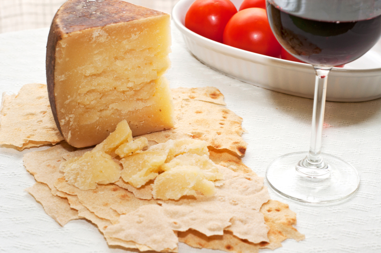 Pecorino,Cheese,Aged,With,Fresh,Tomatoes,,Red,Wine,And,Typical