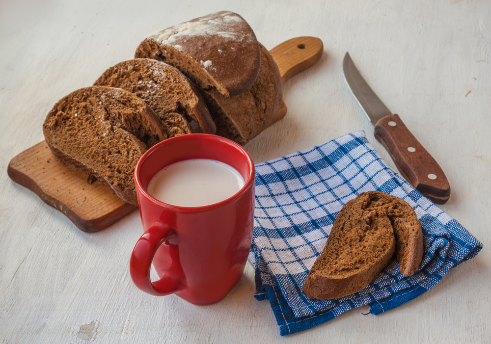 Sliced,Rye,Bread,Tabatiere,On,A,Cutting,Board,And,Red