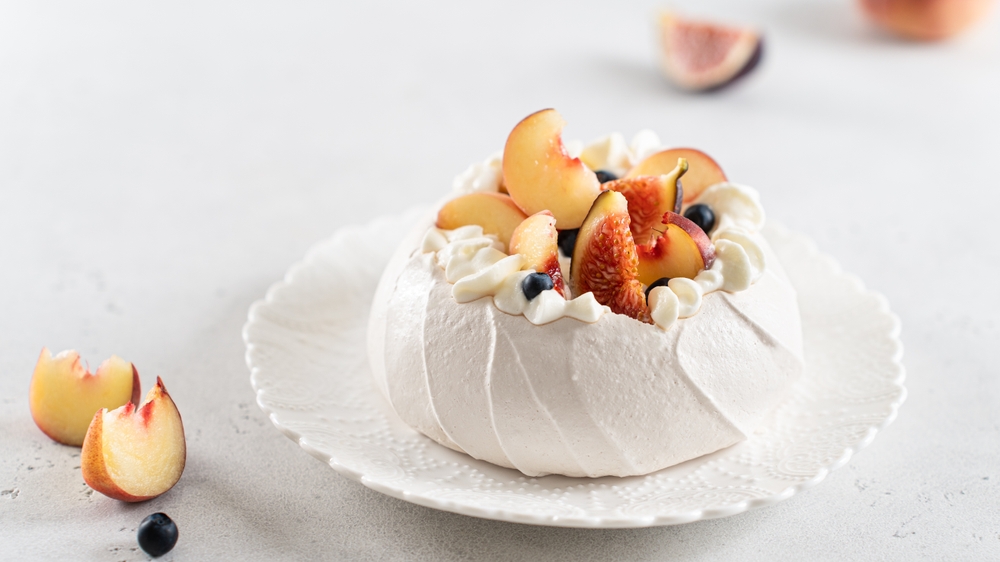 Delicious,Pavlova,Cake,With,Fresh,Blueberry,,Figs,,Peach,And,Mascarpone