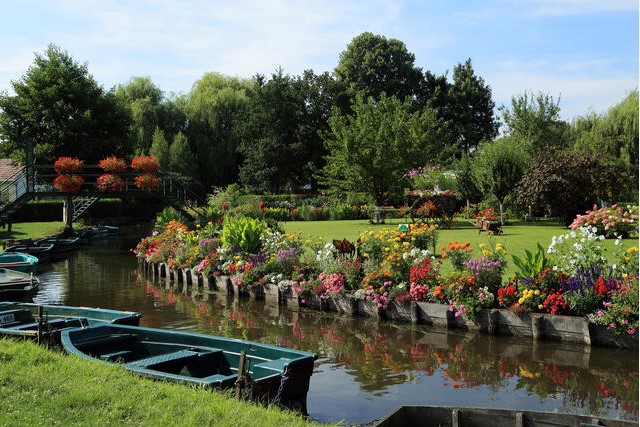 Alamy activités Amiens Visiter les hortillonnages jardins flottants Amiens