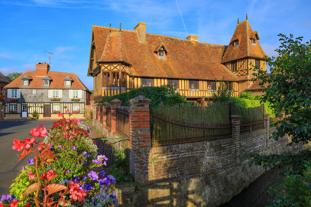 Beuvron en Auge village fleuri