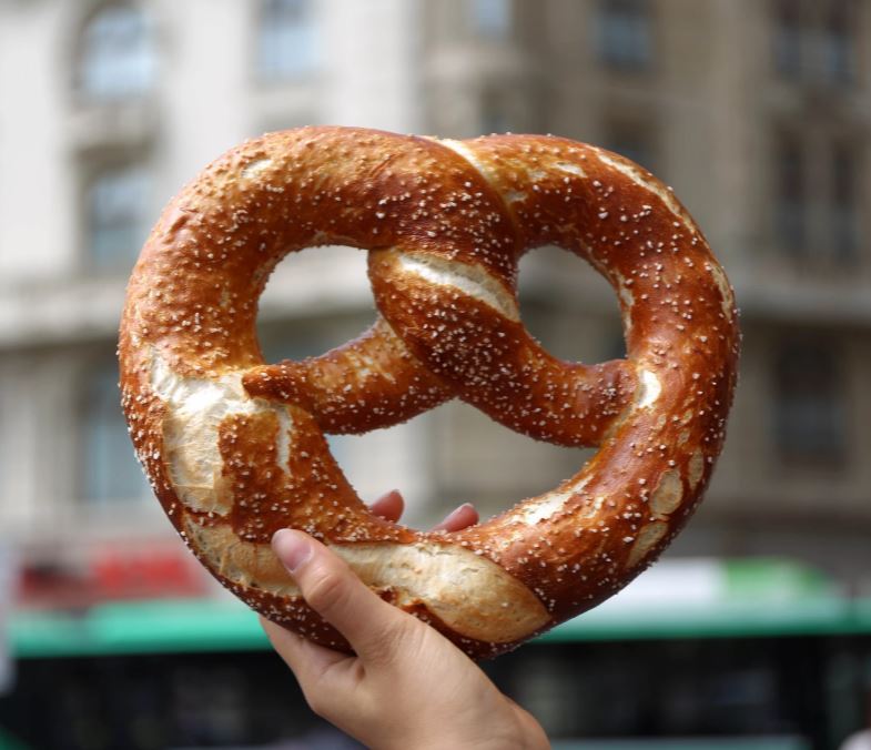 Le Piolet activités Strasbourg cours de cuisine préparation de bretzels