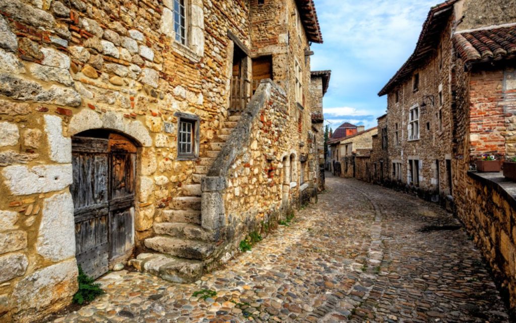 Pérouges village Lyon Navaway