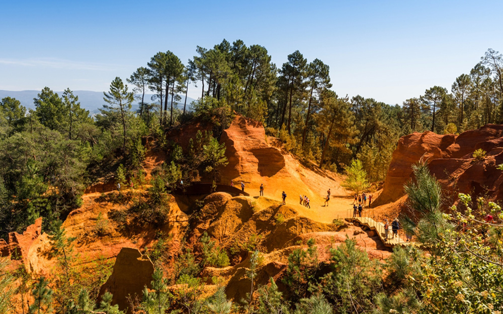 les ocres dans le village du roussillon