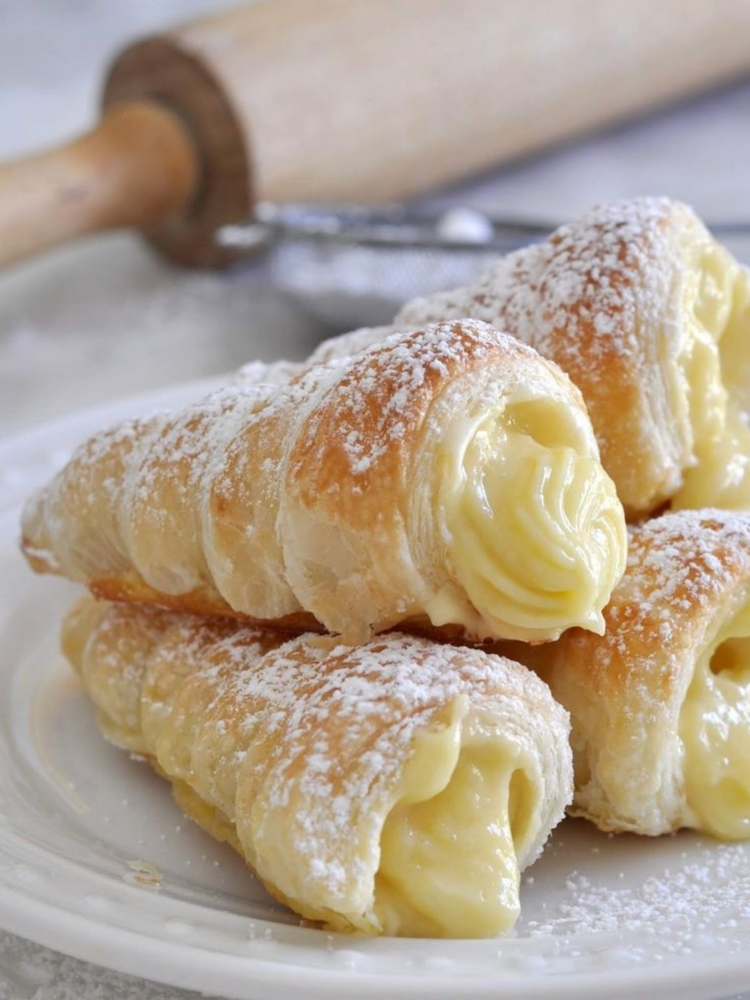 Italian,Cream,Stuffed,Cannoncini,(cream,Horns)