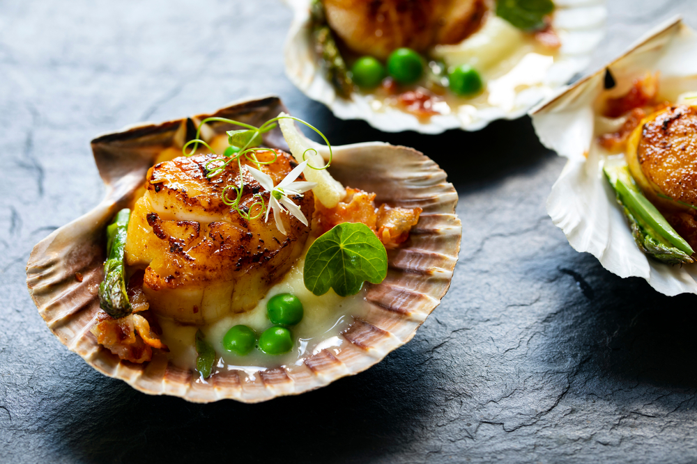 Scallops,With,Cauliflower,Puree,,Pancetta,,Green,Peas,And,Micro,Herbs