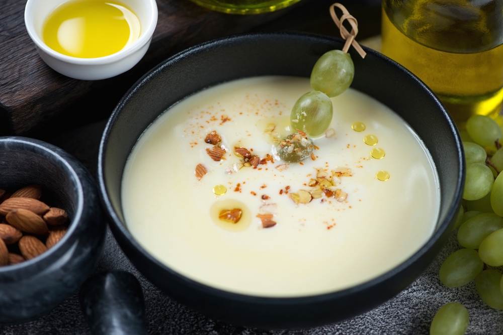 Black,Bowl,With,Spanish,Ajoblanco,Made,Of,White,Bread,,Almonds,