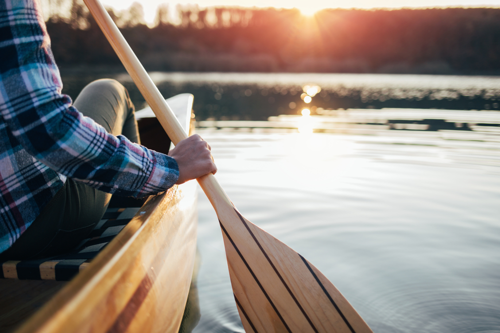 Close,Up,Of,Hipster,Girl,Holding,Canoe,Paddle.,Canoeing,On