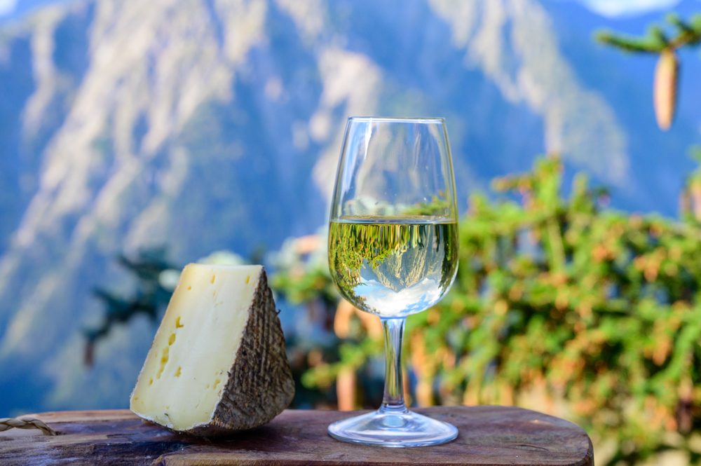 Glass,Of,Swiss,Or,Savoy,Dry,White,Wine,And,Tomme