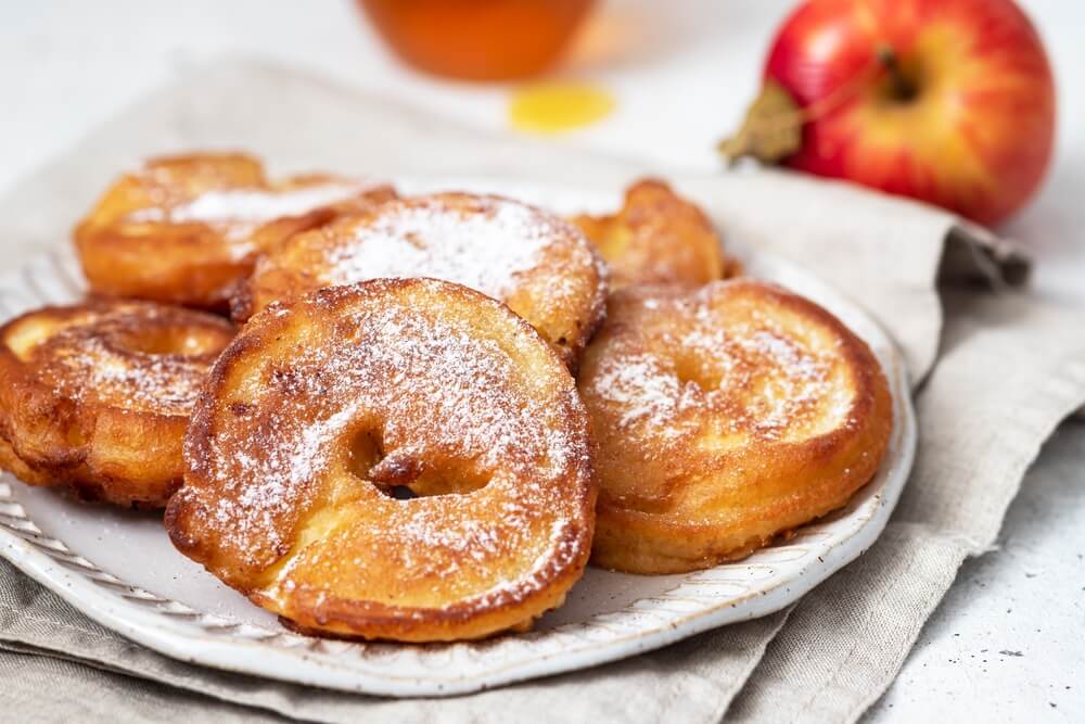 spécialités Nice Beignets aux pommes et aux raisins secs