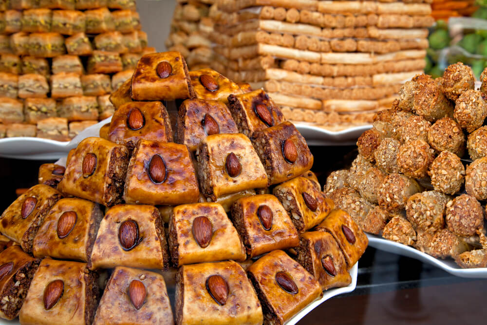 specialites marrakech patisseries orientales baklawas cornes gazelle baghrir