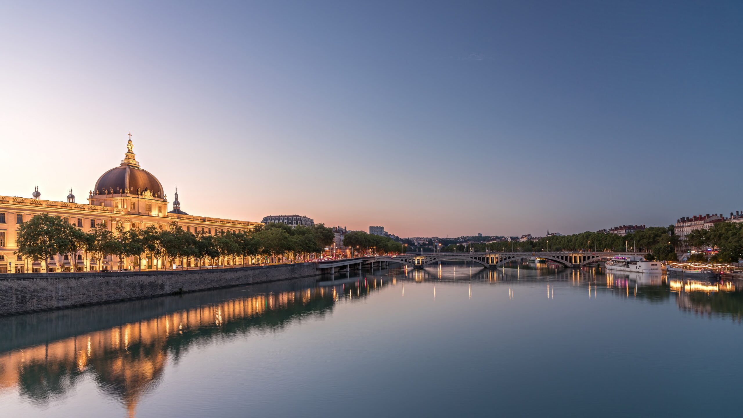 The,Grand,Hotel dieu,Day,To,Night,Timelapse,Hyperlapse,In,Lyon,