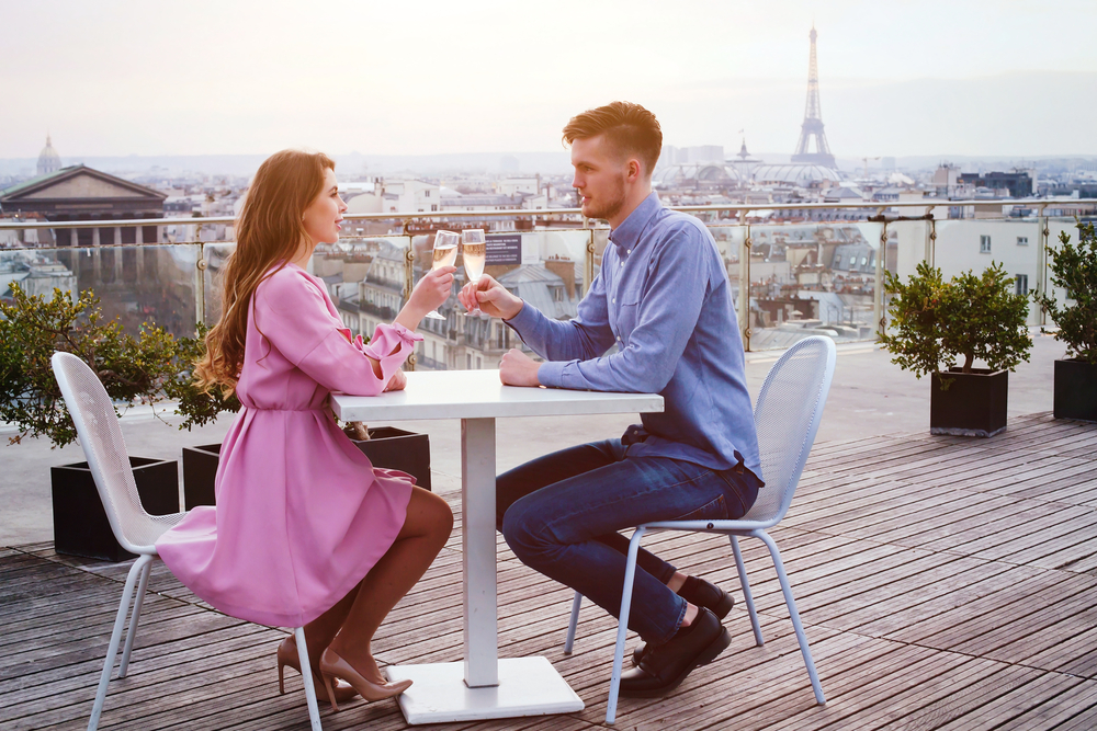 Couple,Drinking,Champagne,In,Luxury,Rooftop,Restaurant,In,Paris,With
