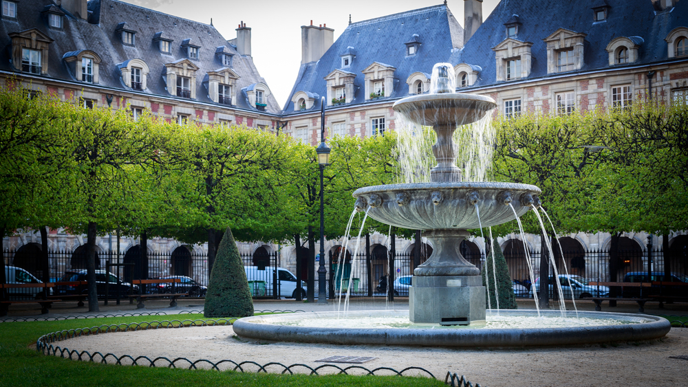 A,Beautiful,Fountain,In,La,Place,Des,Vosges,In,Paris