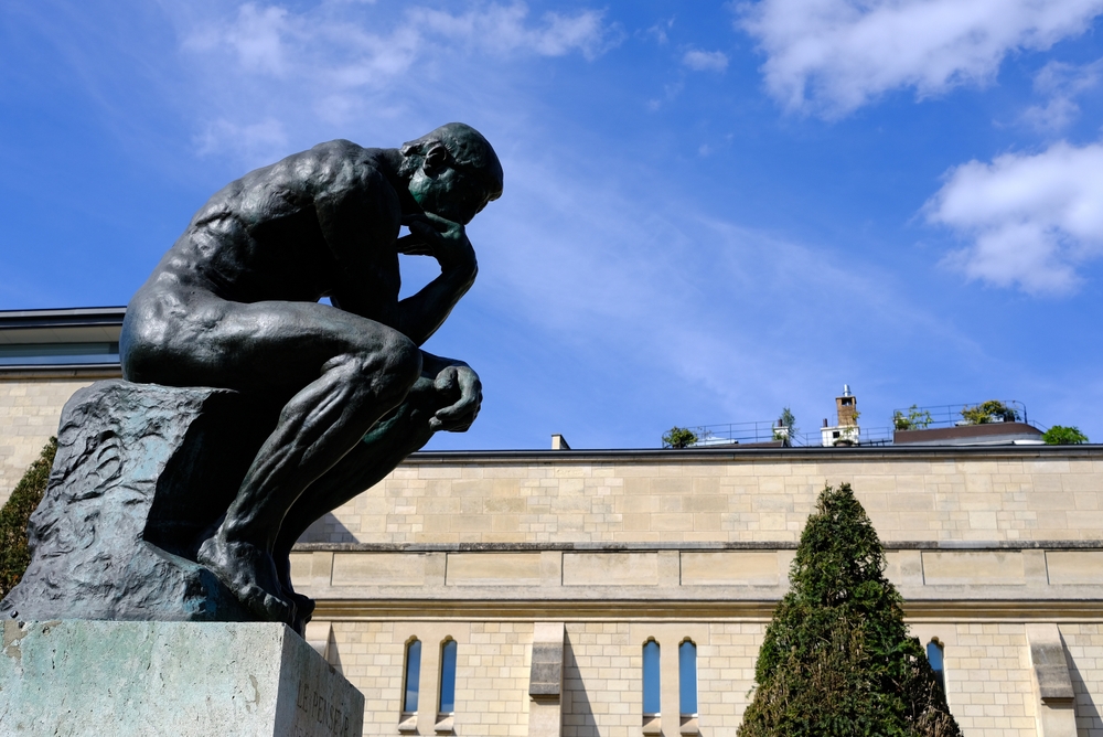 Paris,,France, ,August,27,,2022:,Thinker,Statue,With,Blue
