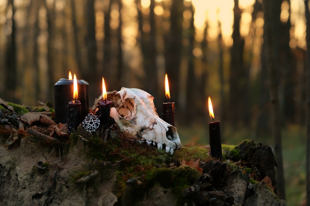 crane-amulette-et-bougies-noires-pour-celebrer-samhain