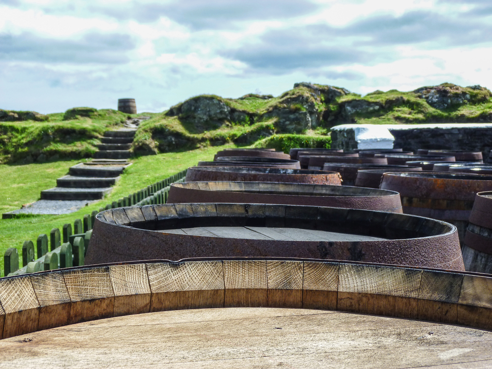 Whisky,Casks,With,Blurry,Background