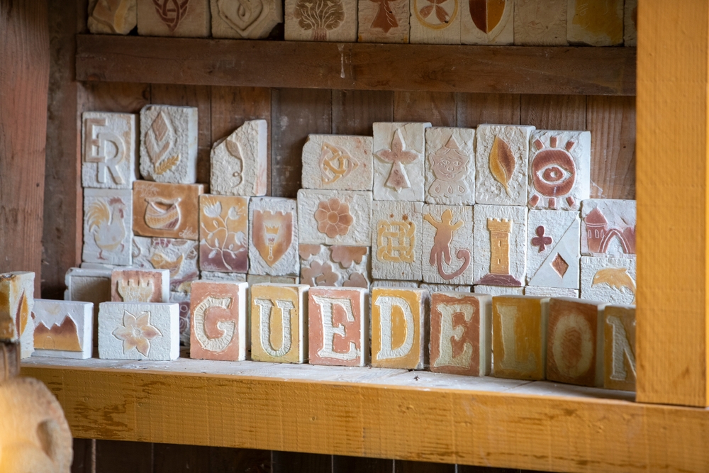 tuiles-marquant-guedelon