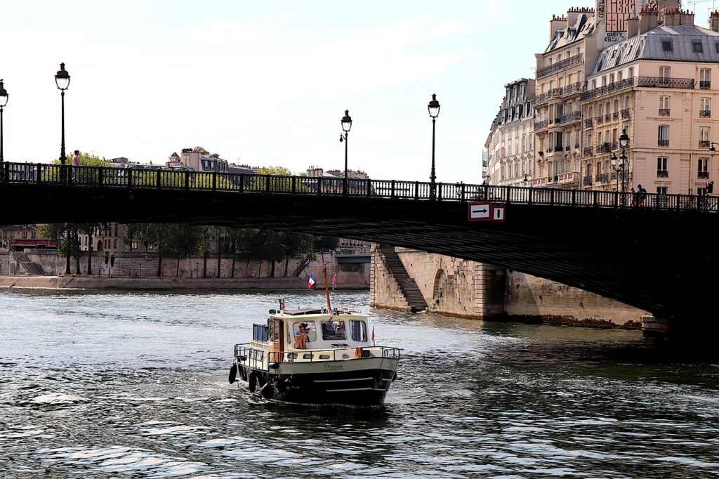 bateau sous un pont seine