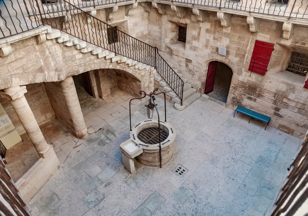 cour-interieur-chateau-if