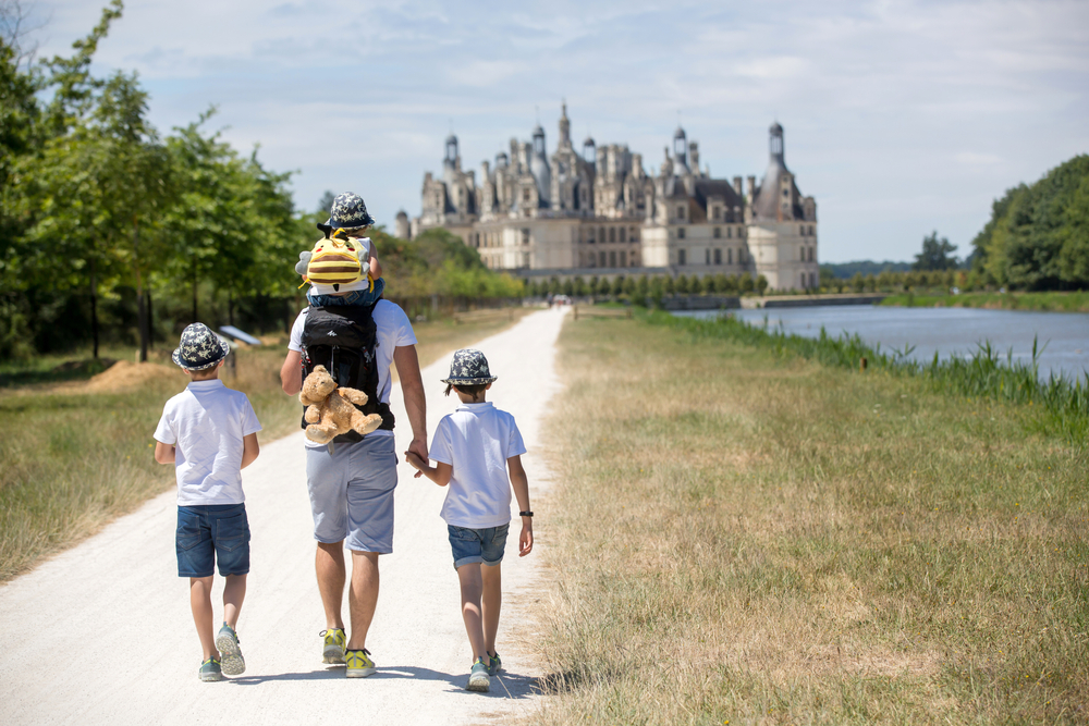 famille-se-rend-au-chateau-chambord