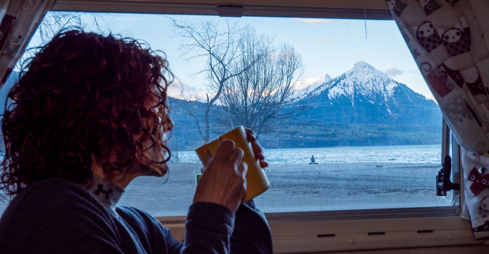 femme-camping-car-lac