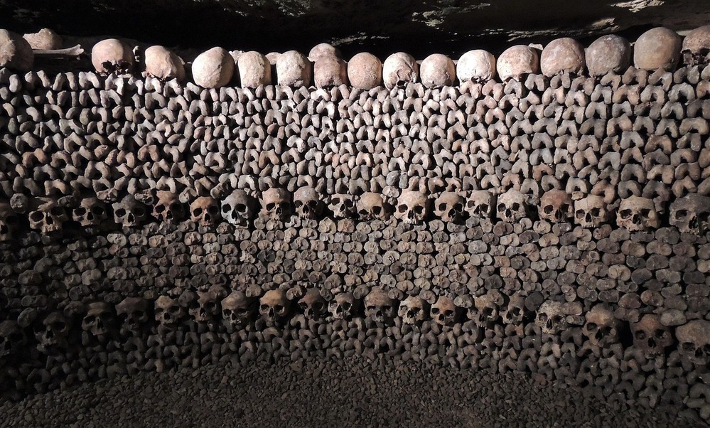 mur-ossement-catacombes