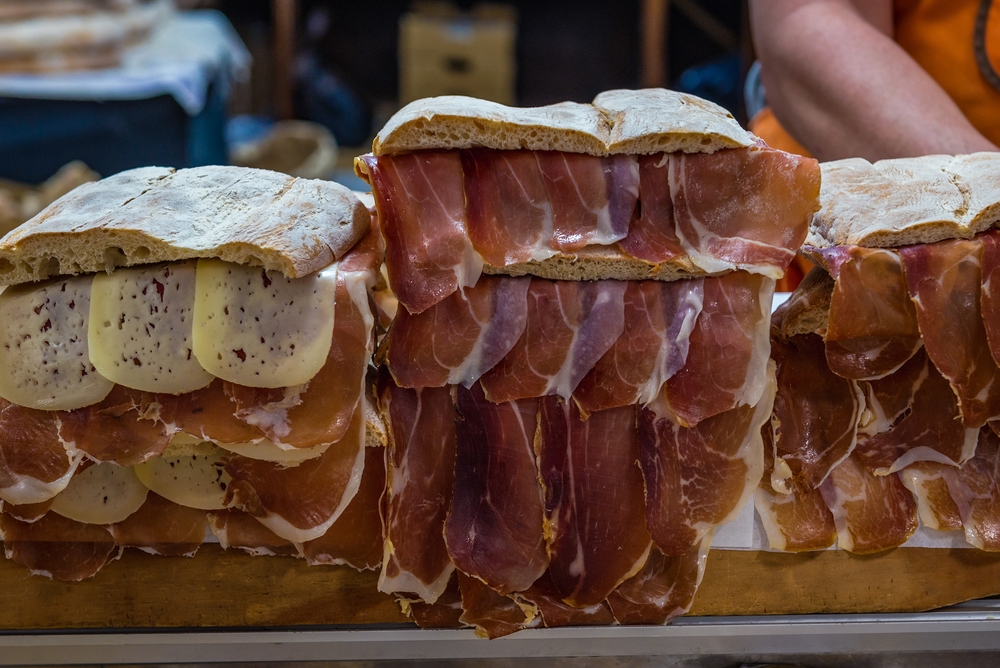 sandwich-jambon-cru-fromage-marche-lisbonne