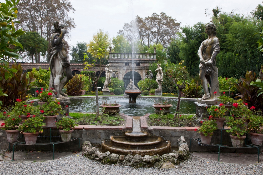 Italy,,Tuscany,,Lucca.,Fountain,With,Statues,In,The,Baroque,Garden,