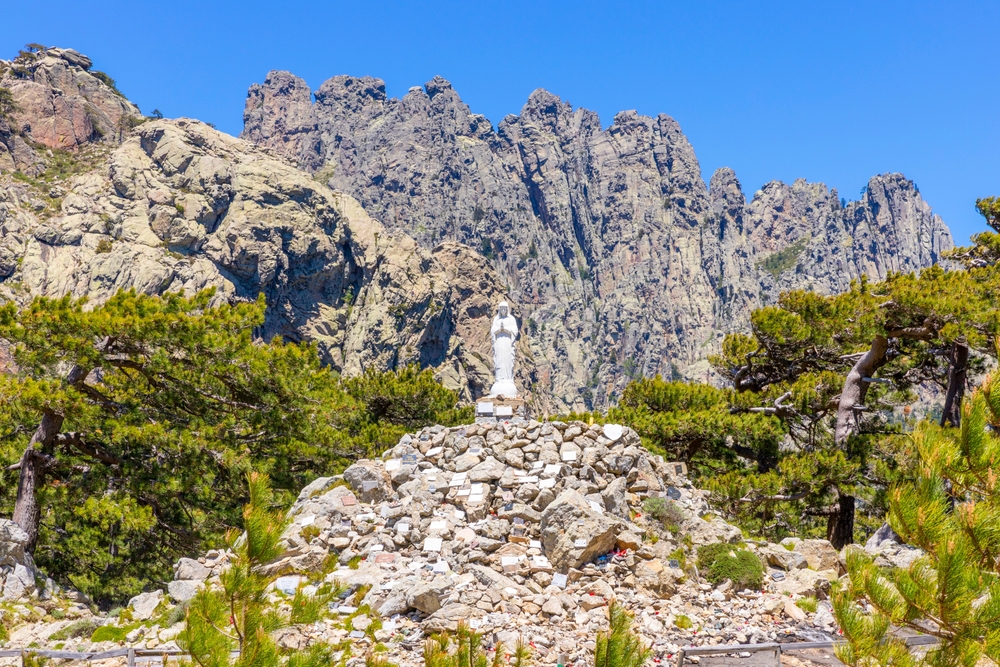 Hiking,Aiguilles,De,Bavella,And,Statue,In,Corsica,France